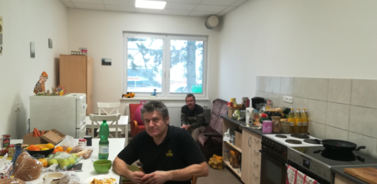 Kuchyň v centru Anastasios a dva z klientů, Jan v popředí; zdroj: Olomoucký Report