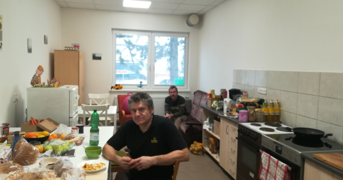 Kuchyň v centru Anastasios a dva z klientů, Jan v popředí; zdroj: Olomoucký Report